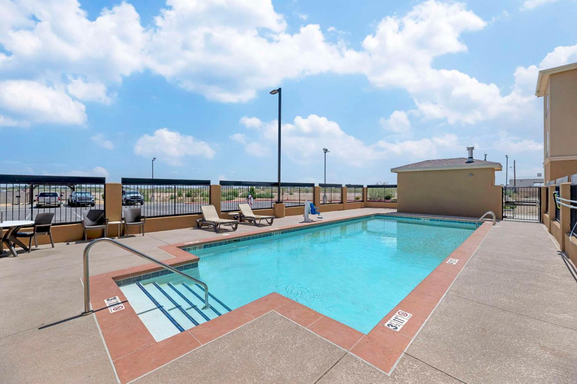 Quality Inn & Suites Carlsbad Caverns Area מראה חיצוני תמונה
