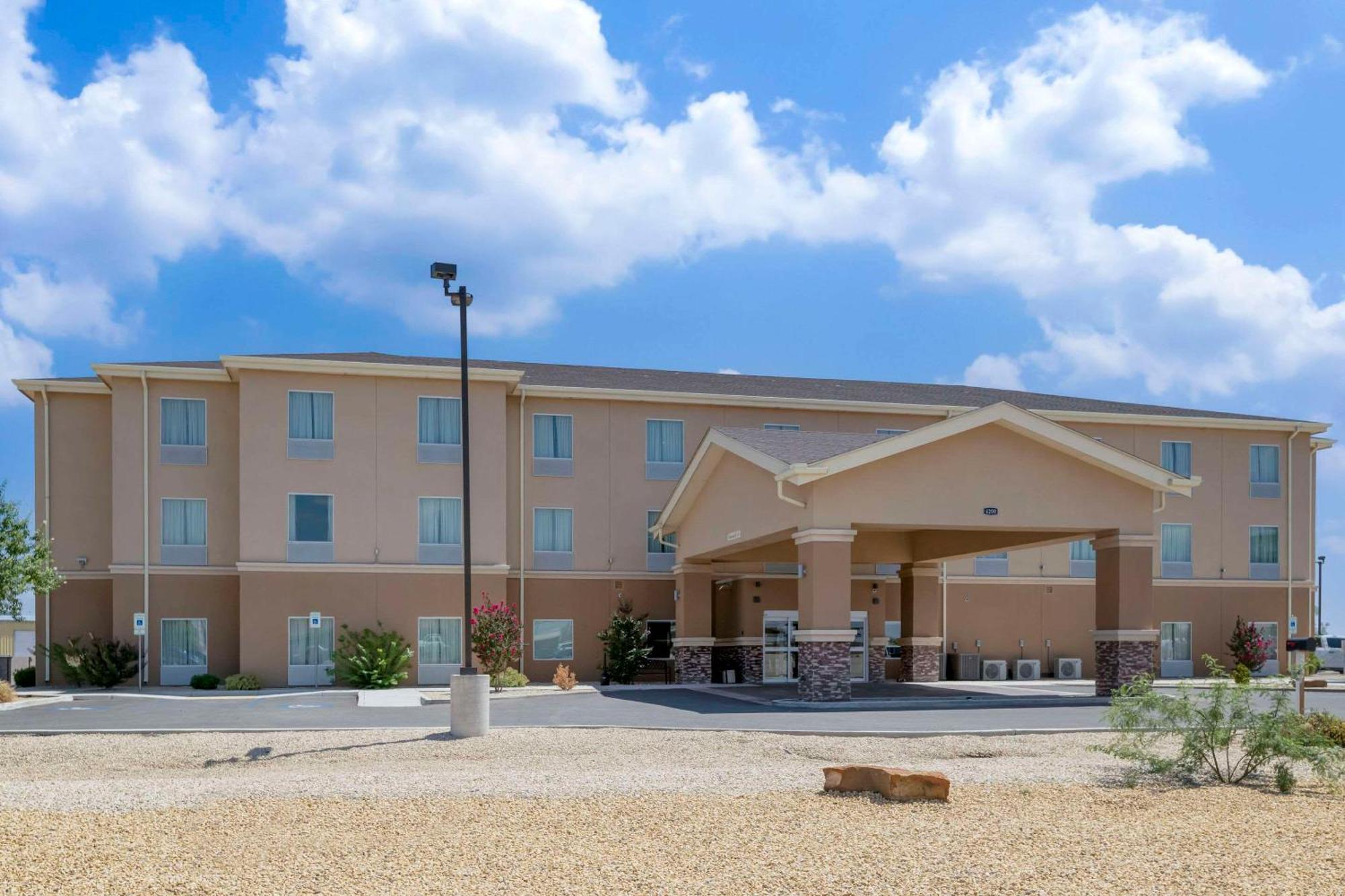 Quality Inn & Suites Carlsbad Caverns Area מראה חיצוני תמונה